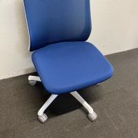 【中古】オフィスチェア　オカムラ　フルーエント　背メッシュ地　ミディアムブルー