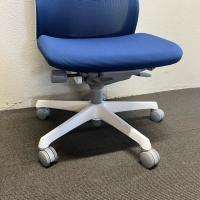 【中古】オフィスチェア　オカムラ　フルーエント　背メッシュ地　ミディアムブルー
