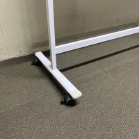 【中古】片面脚付きホワイトボード　ボード面W1200*H900　キャスター付き