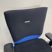 【中古】オフィスチェア　オカムラ　フィーゴンチェア　肘付き　ブルー