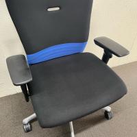 【中古】オフィスチェア　オカムラ　フィーゴンチェア　肘付き　ブルー