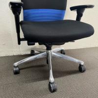 【中古】オフィスチェア　オカムラ　フィーゴンチェア　肘付き　ブルー