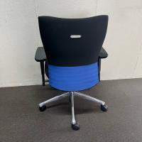 【中古】オフィスチェア　オカムラ　フィーゴンチェア　肘付き　ブルー