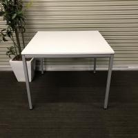 【中古】会議用テーブル　オカムラ　W900*D900*H720　四つ脚　角型　ホワイト