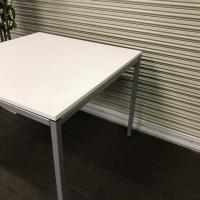 【中古】会議用テーブル　オカムラ　W900*D900*H720　四つ脚　角型　ホワイト