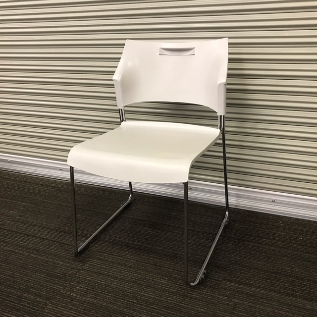 【中古】スタッキングチェア　サンケイ　会議用椅子　樹脂製　ホワイト