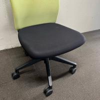 【中古】オフィスチェア　肘無し　アイリスチトセ　ハンガー付き　グリーン