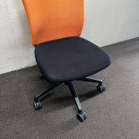【中古】オフィスチェア　肘無し　アイリスチトセ　ハンガー付き　オレンジ