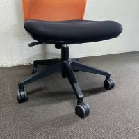 【中古】オフィスチェア　肘無し　アイリスチトセ　ハンガー付き　オレンジ