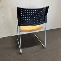 【中古】スタッキングチェア　アイリスチトセ　樹脂背+ビニールレザー　イエロー