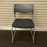 【中古】スタッキングチェア　AICO　会議用椅子　樹脂背+座布張り　グレー