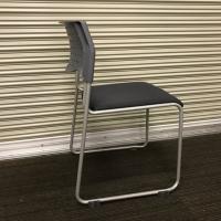 【中古】スタッキングチェア　AICO　会議用椅子　樹脂背+座布張り　グレー
