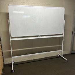 【中古】両面脚付きホワイトボード　ボード面W1800　キャスター付き