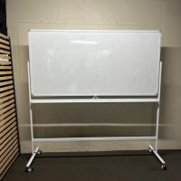 【中古】両面脚付きホワイトボード　ボード面W1800　キャスター付き