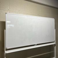 【中古】両面脚付きホワイトボード　ボード面W1800　キャスター付き