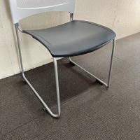 【中古】スタッキングチェア　アイリスチトセ　MCチェア　ホワイト/ダークグレー